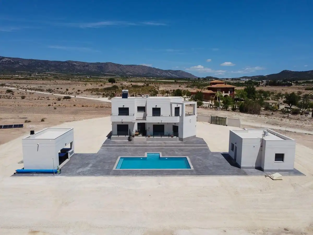 Chalet con piscina en venta en El Pinós / Pinoso