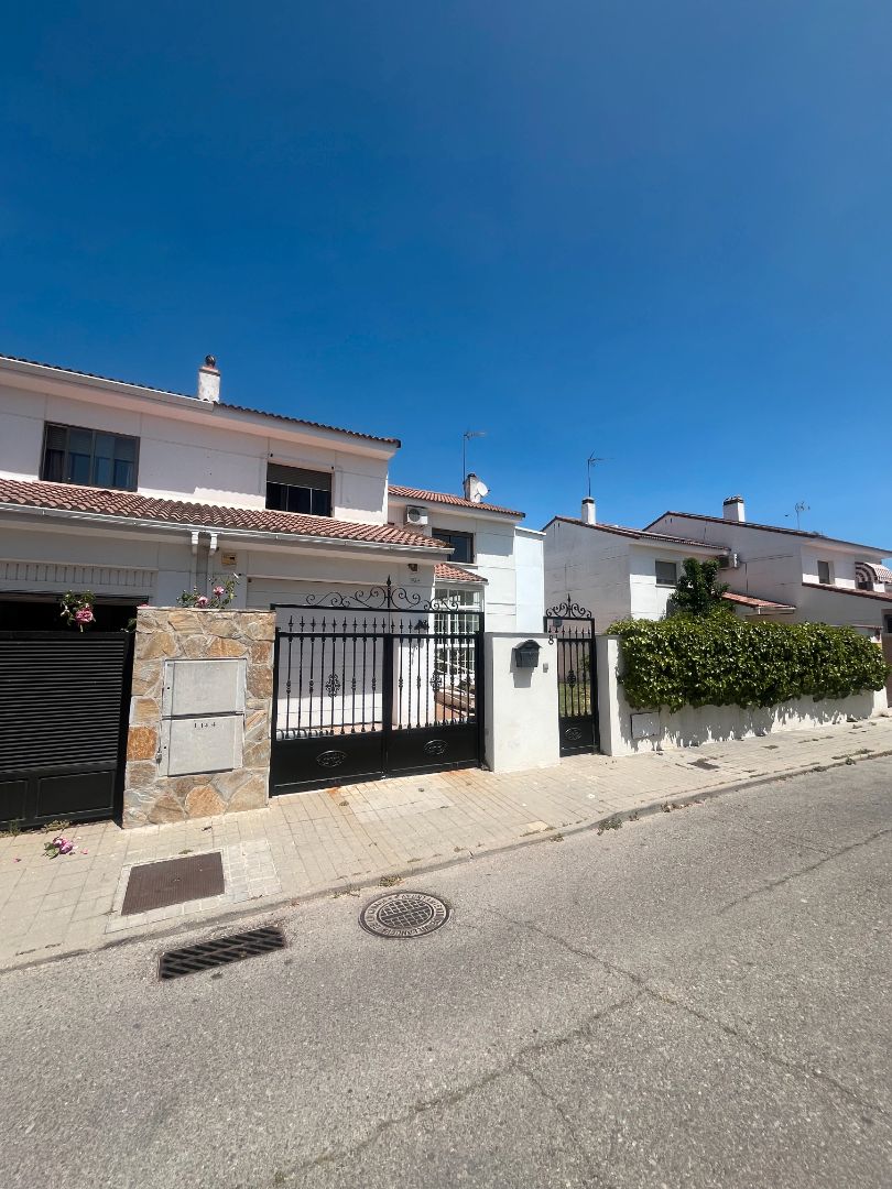 Exterior view of House or chalet for sale in Villanueva de la Cañada  with Air Conditioner, Heating and Private garden
