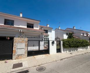 Exterior view of House or chalet for sale in Villanueva de la Cañada  with Air Conditioner, Heating and Private garden