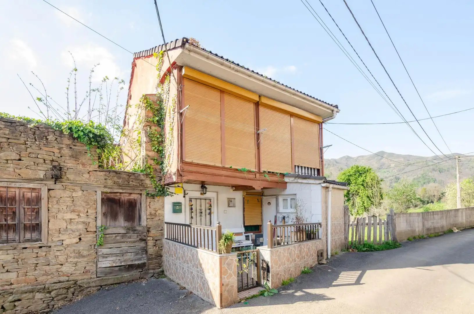 Vista exterior de Casa o chalet en venta en Mieres (Asturias) con Calefacción, Terraza y Amueblado