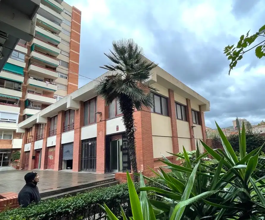 Vista exterior de Edificio en venta en Barcelona con Alarma
