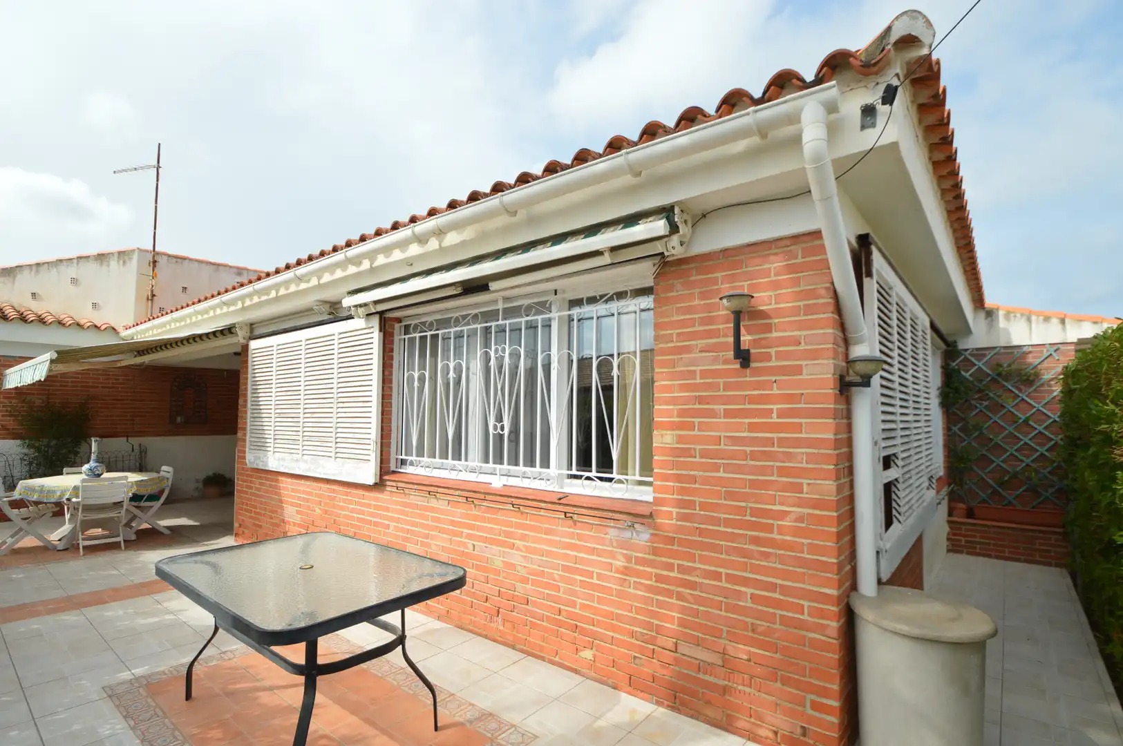 Vista exterior de Casa o xalet en venda en Vinaròs amb Aire condicionat, Calefacció i Jardí privat