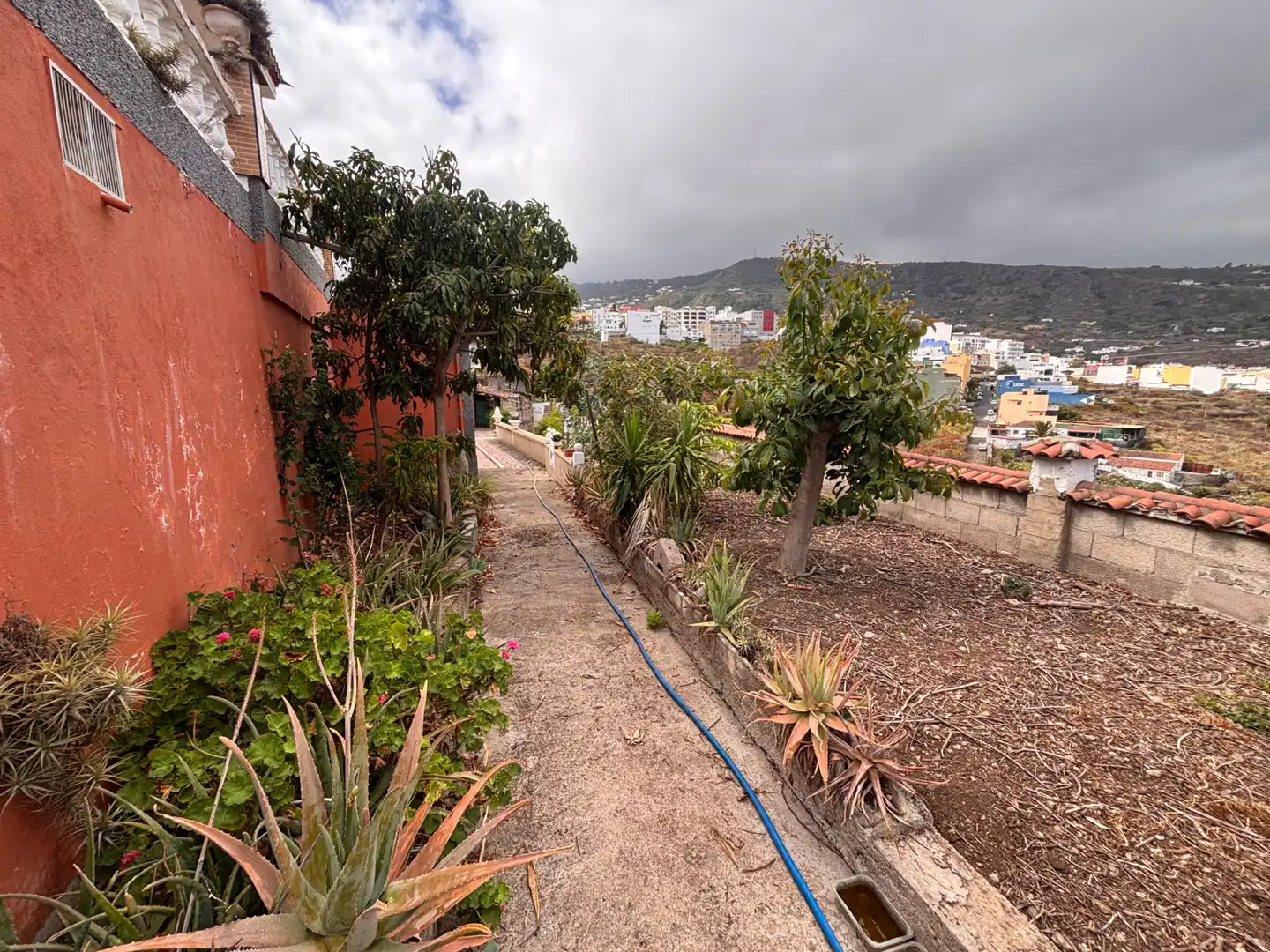 Vista exterior de Casa o xalet en venda en Icod de los Vinos amb Jardí privat, Terrassa i Traster