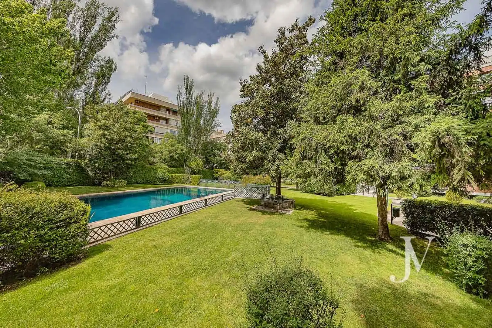 Piscina de Piso en venta en  Madrid Capital con Calefacción, Trastero y Amueblado