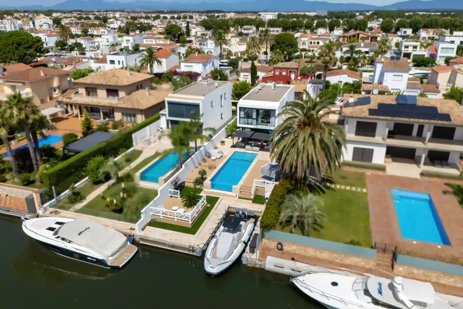 Vista exterior de Casa o xalet en venda en Empuriabrava amb Aire condicionat, Calefacció i Terrassa