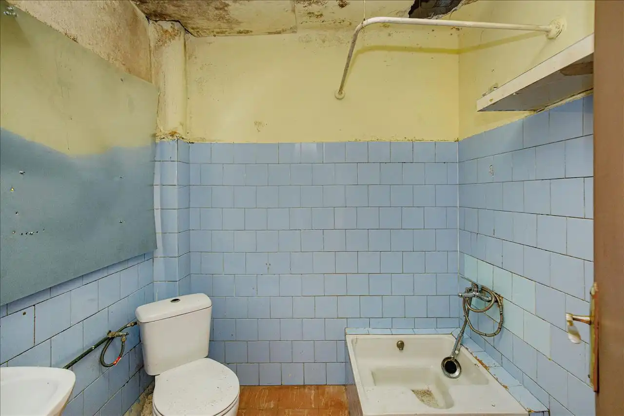 Badezimmer von Wohnung zum Verkauf in Salt mit Terrasse