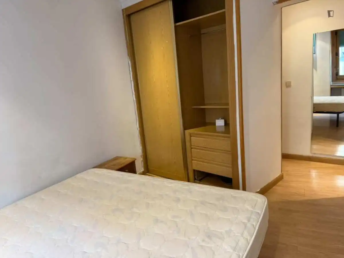 Dormitori de Apartament per a compartir en Madrid amb Calefacció, Moblat i Forn