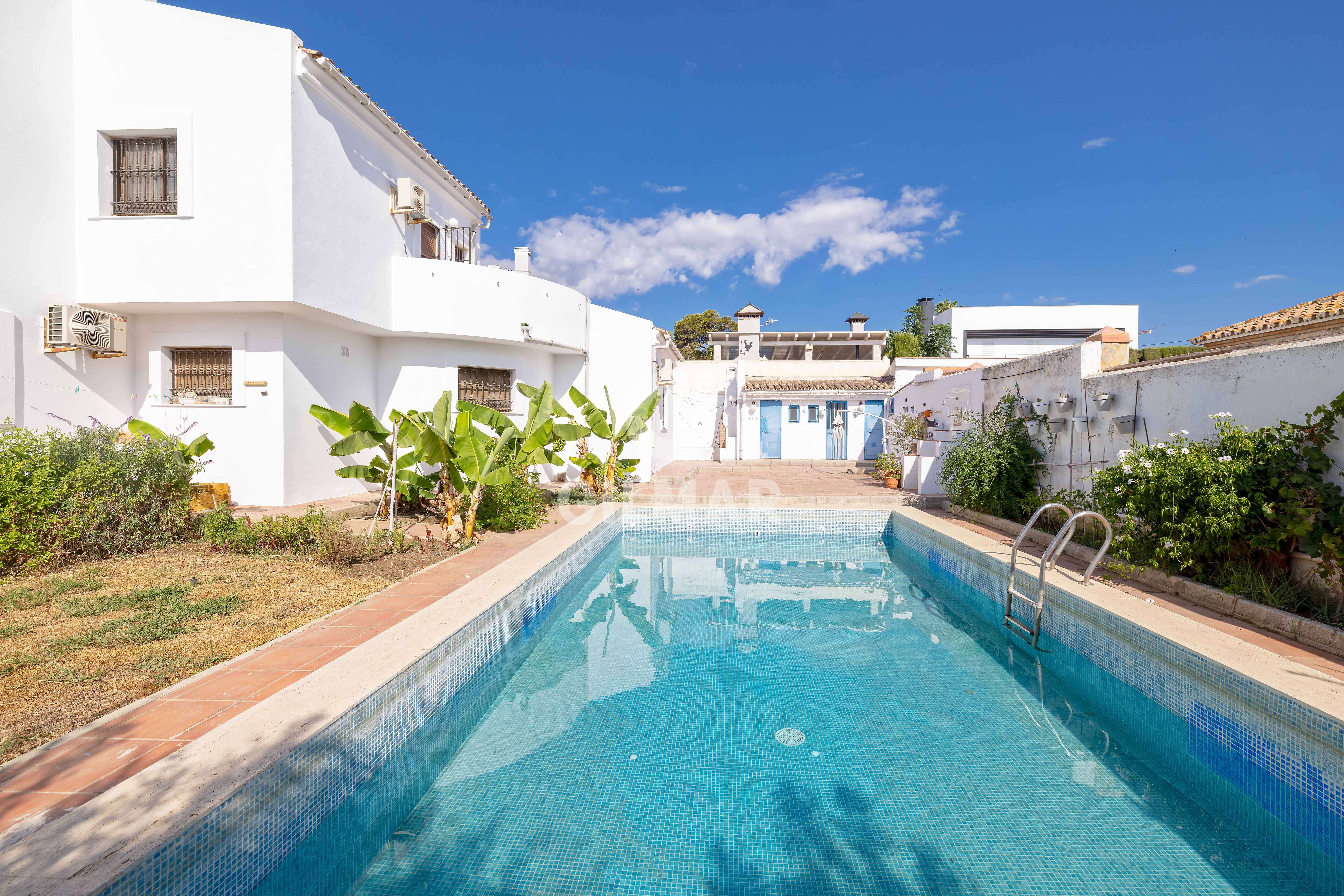 Vista exterior de Casa o xalet en venda en Estepona amb Calefacció, Jardí privat i Piscina