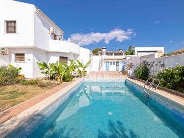Xalet amb piscina en venda a Costa Natura