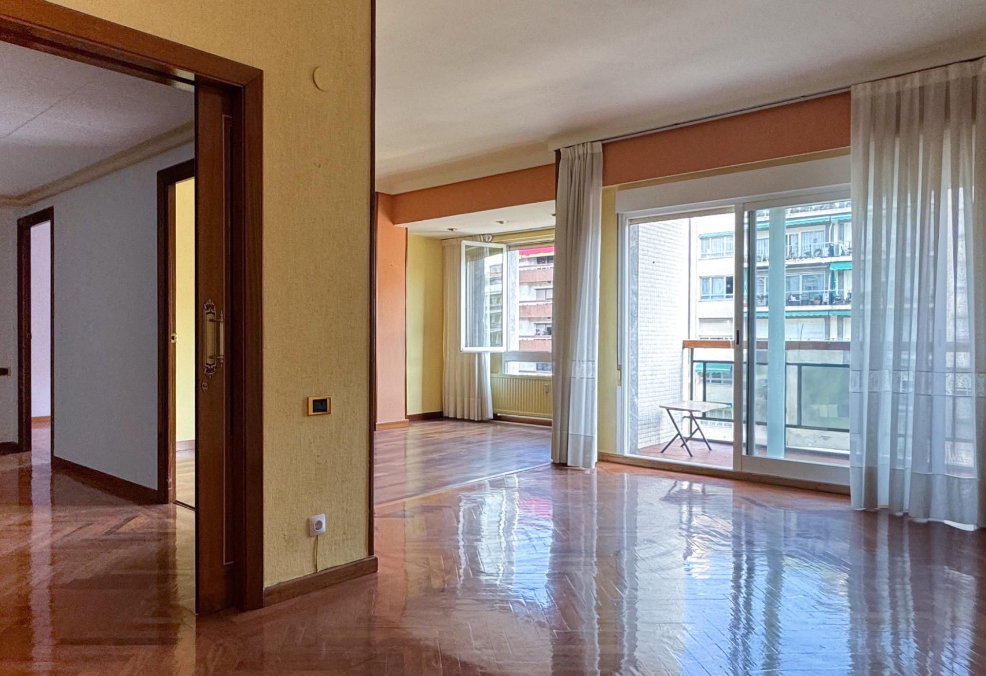 Sala d'estar de Pis en venda en  Logroño amb Calefacció, Terrassa i Balcó