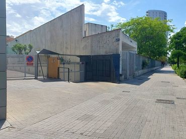 Parking with lift to rent in Avenida Alfahuir 53