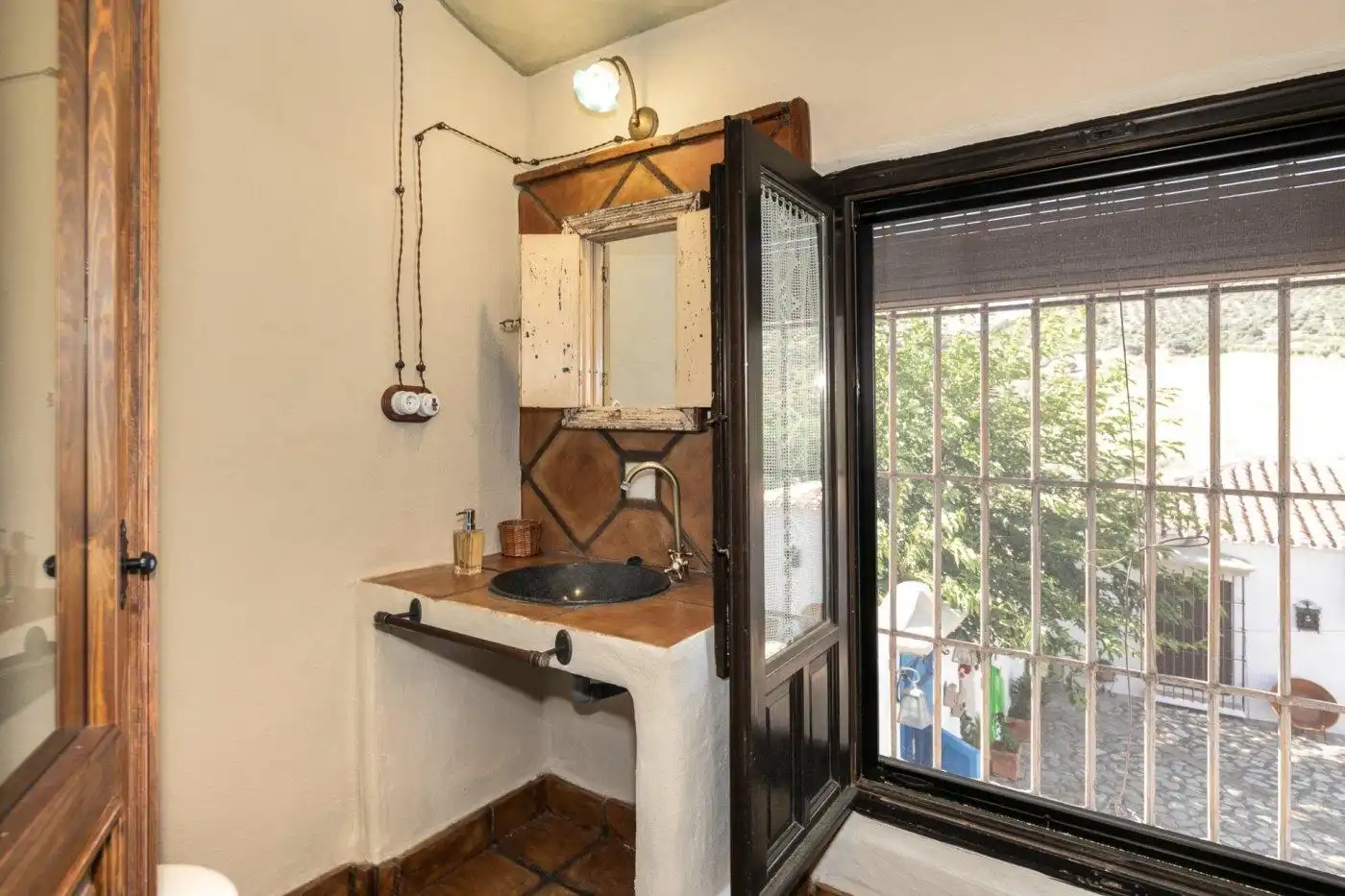 Bany de Casa o xalet en venda en Montefrío amb Aire condicionat, Calefacció i Jardí privat