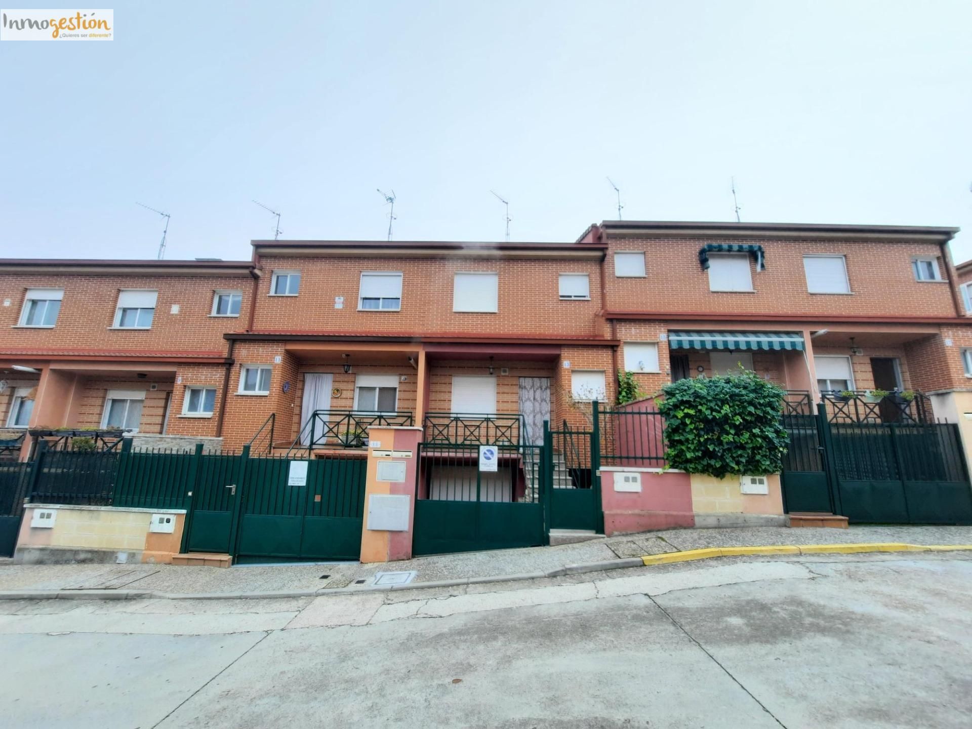 Vista exterior de Casa adosada en venda en Tudela de Duero amb Calefacció i Jardí privat