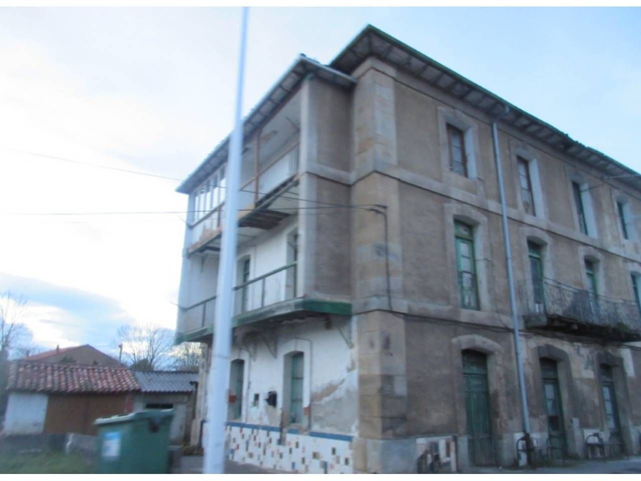 Vista exterior de Edifici en venda en Santa María de Cayón