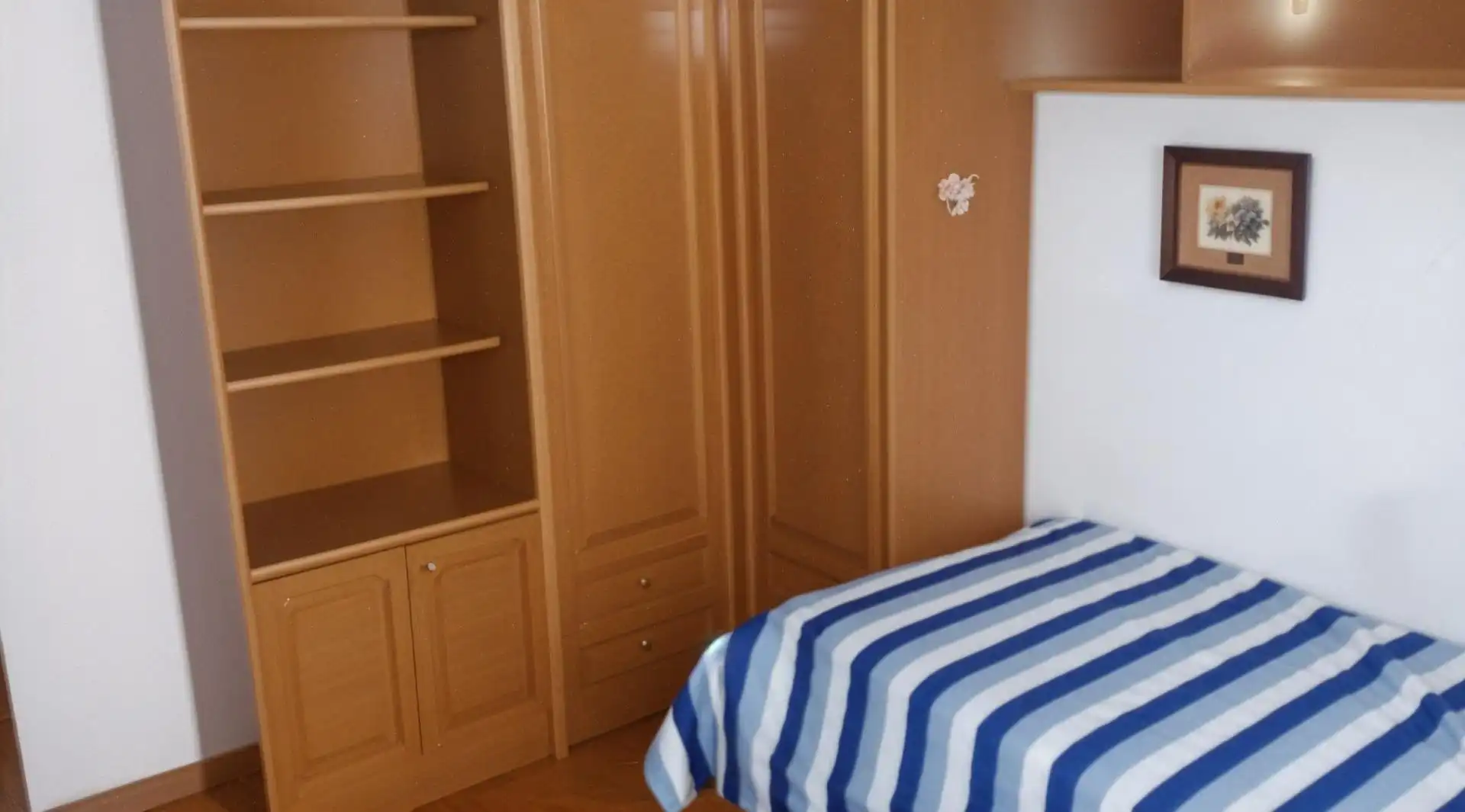 Dormitori de Pis en venda en Vigo  amb Calefacció, Terrassa i Moblat