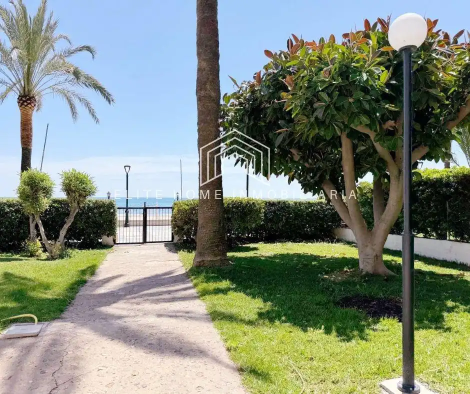 Vista exterior de Apartament en venda en Benicasim / Benicàssim amb Jardí privat, Terrassa i Moblat