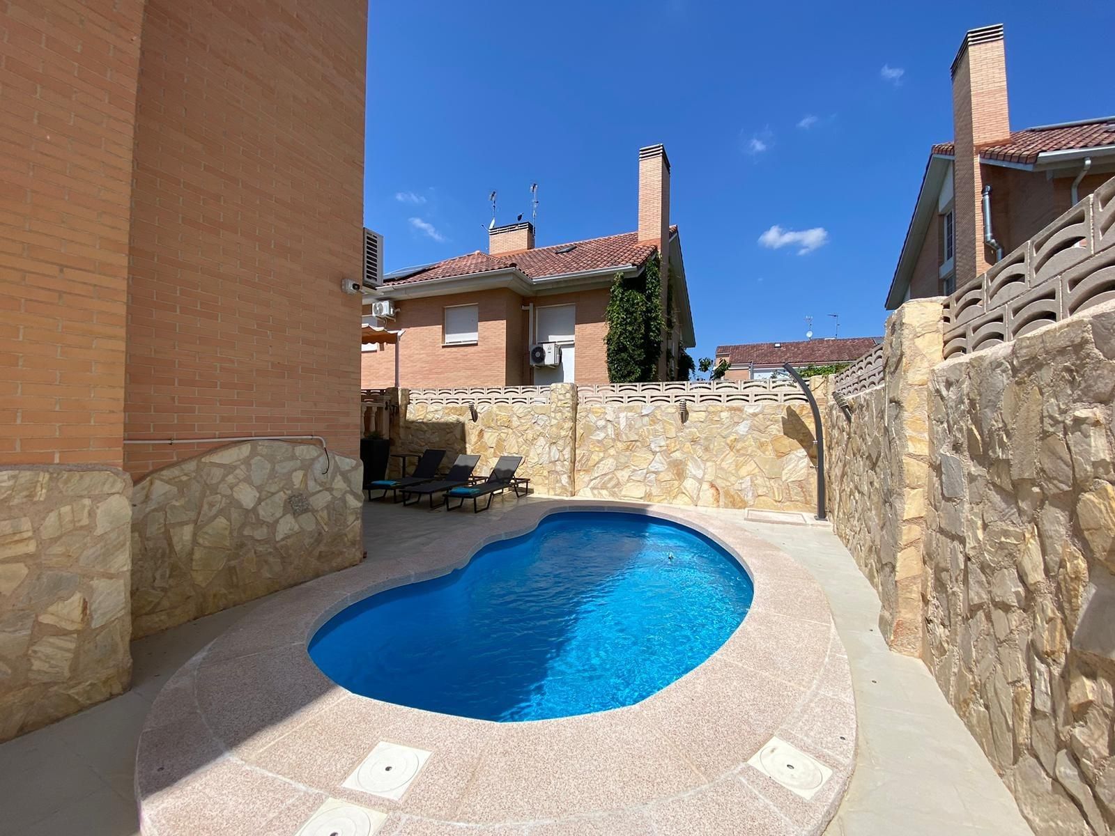 Swimming pool of Single-family semi-detached for sale in Villalbilla  with Air Conditioner, Heating and Private garden