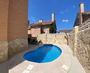 Piscina de Casa adosada en venda en Villalbilla amb Aire condicionat, Calefacció i Jardí privat