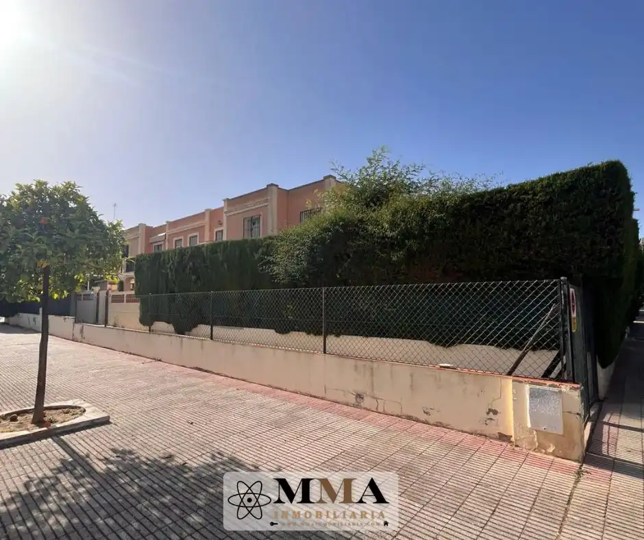 Vista exterior de Casa adosada en venda en El Portil amb Aire condicionat, Calefacció i Jardí privat