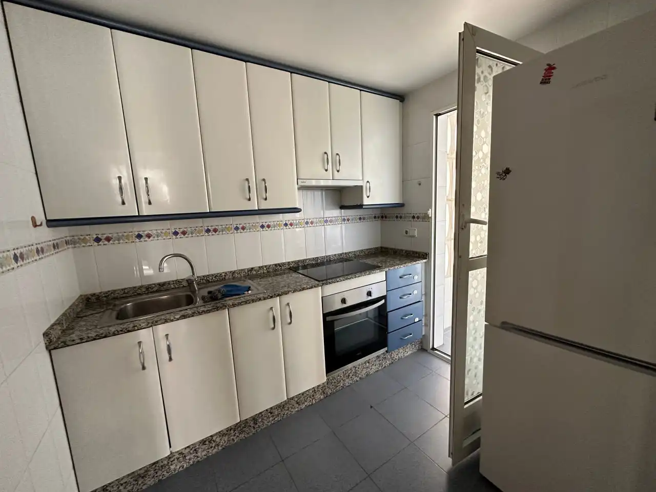 Küche von Wohnung zur Miete in Benidorm mit Klimaanlage, Möbliert und Ofen