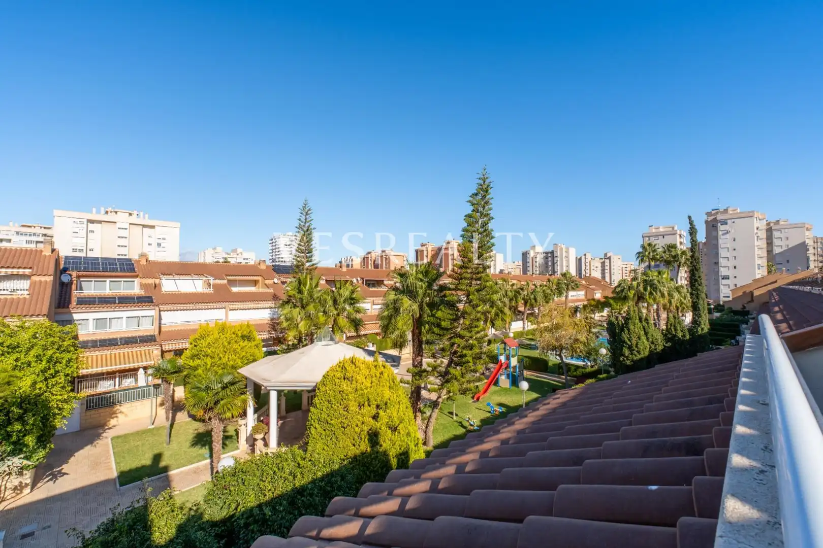 Vista exterior de Casa adosada en venda en Alicante / Alacant amb Aire condicionat, Calefacció i Jardí privat