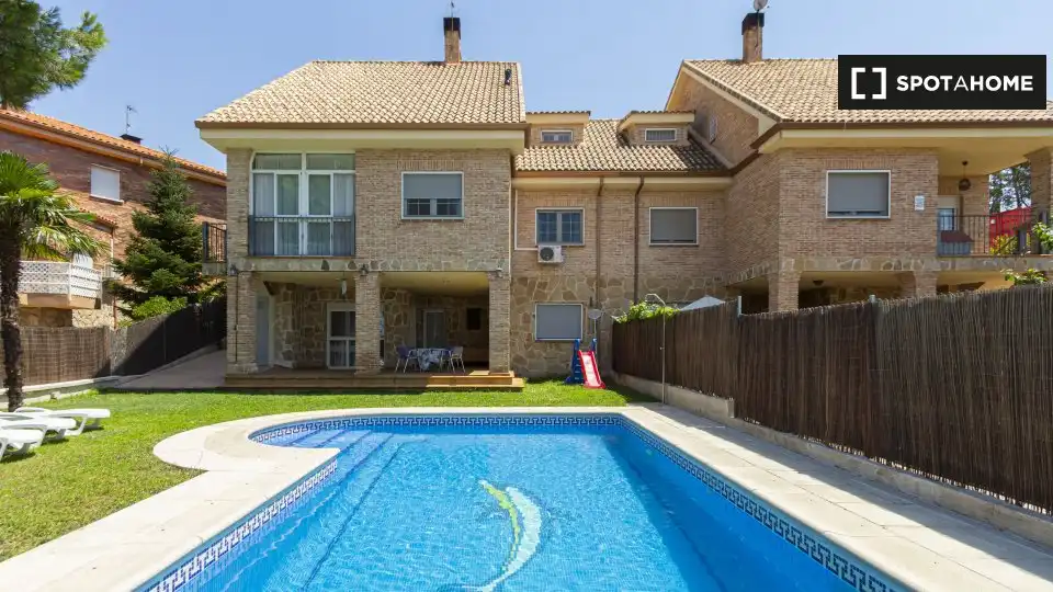 Piscina de Piso para compartir en Sevilla la Nueva, Madrid