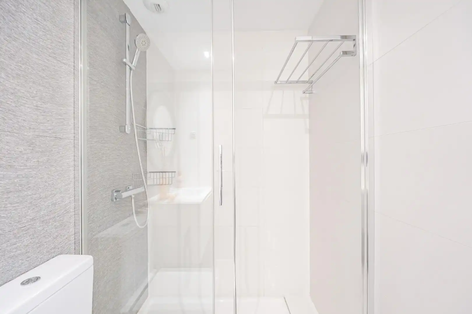Bathroom of Ground floor for rent in Madrid  with Air Conditioner, Heating and Terrace