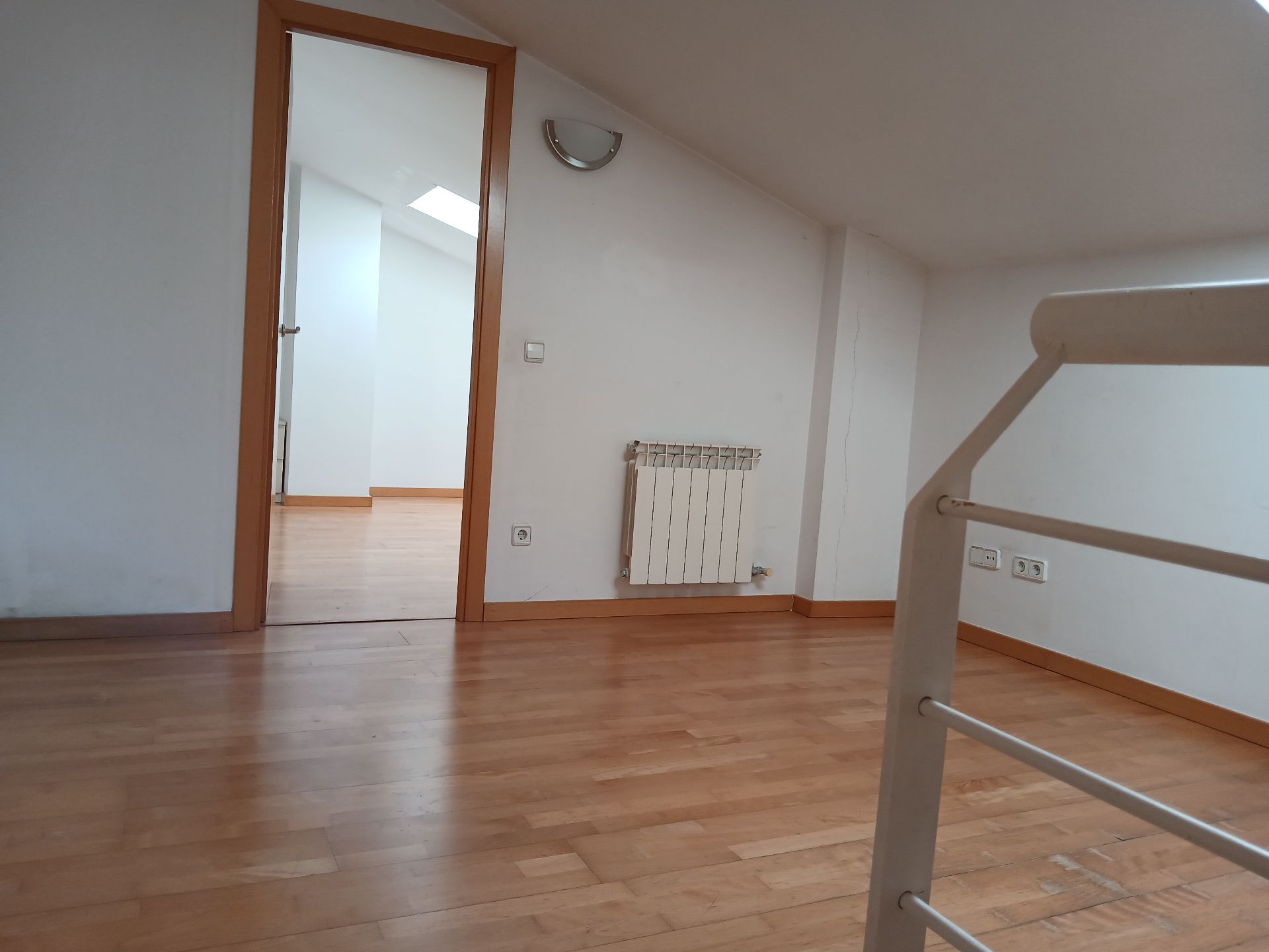 Àtic de lloguer en Girona Capital amb Calefacció, Parquet i Forn