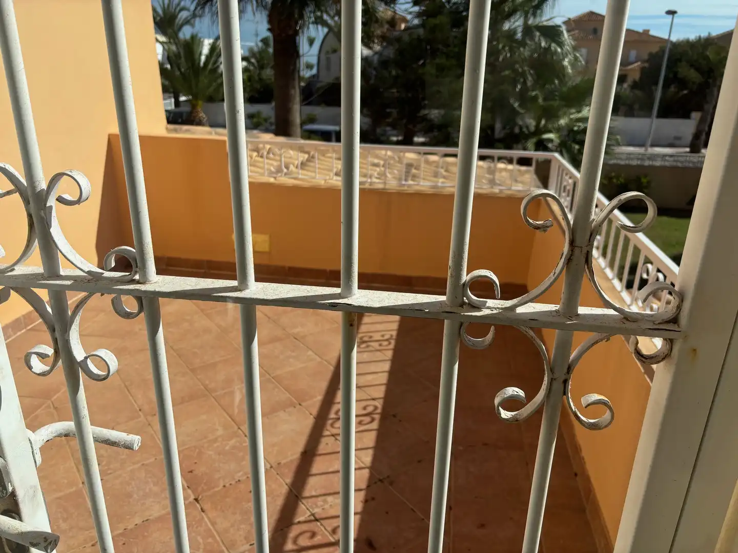 Terrasse von Erdgeschoss zum Verkauf in La Manga del Mar Menor mit Klimaanlage, Privatgarten und Schwimmbad