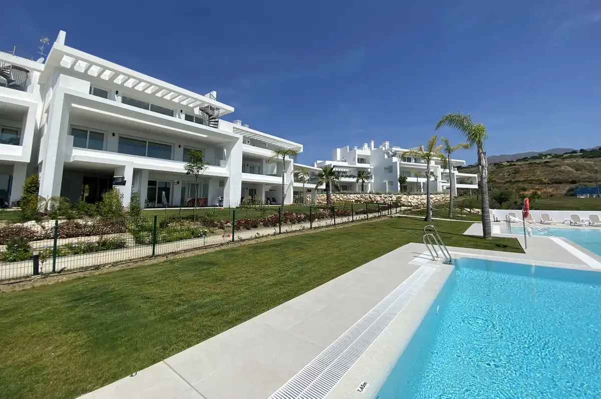 Vista exterior de Apartament en venda en Casares amb Aire condicionat, Jardí privat i Terrassa