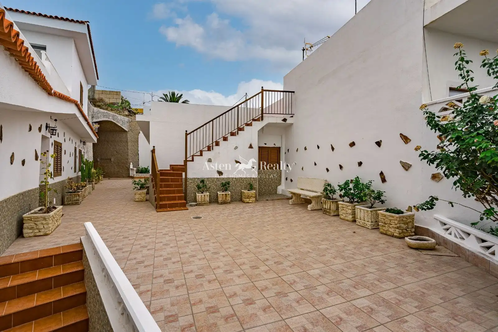 Vista exterior de Casa o xalet en venda en Granadilla de Abona amb Jardí privat, Terrassa i Traster