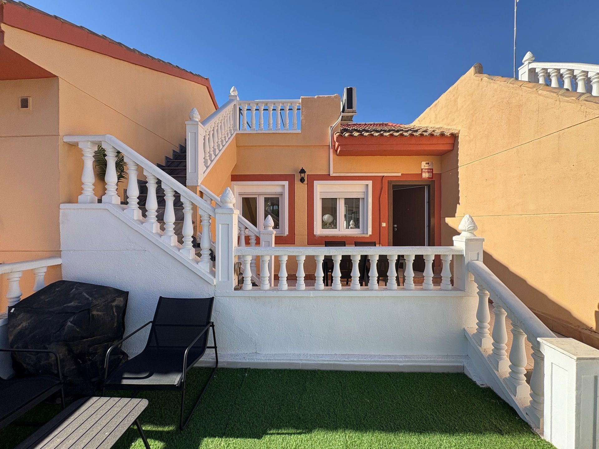 Vista exterior de Casa adosada de alquiler en Torrevieja con Aire acondicionado, Calefacción y Jardín privado