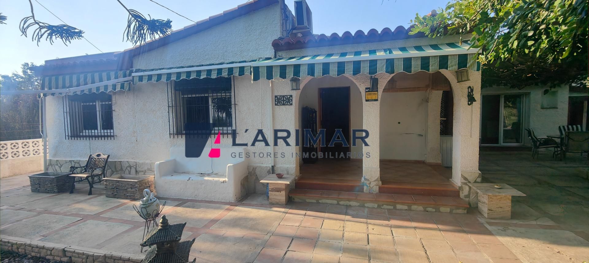 Vista exterior de Casa o xalet en venda en Busot amb Aire condicionat, Jardí privat i Terrassa