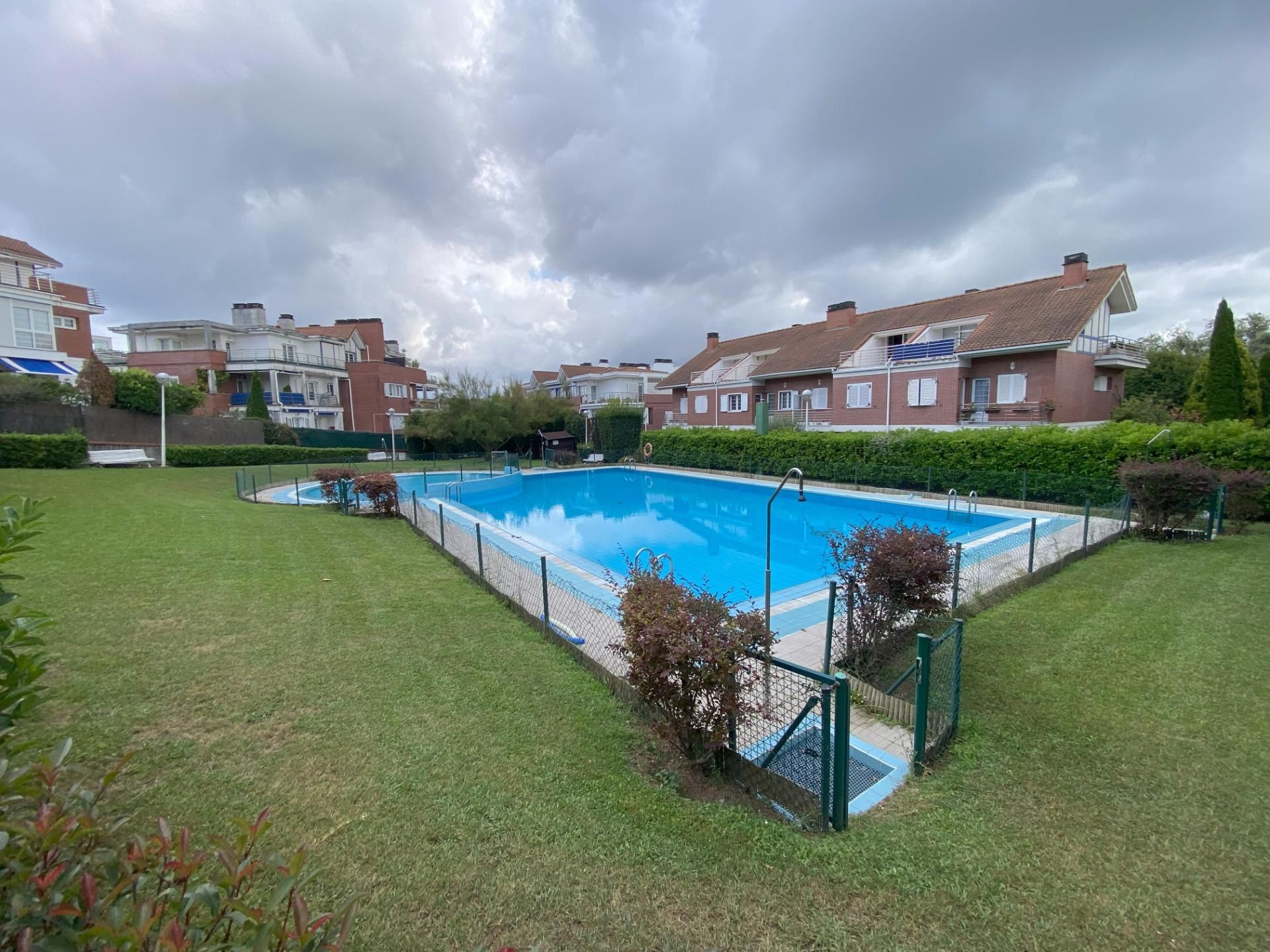 Piscina de Pis en venda en Getxo  amb Calefacció, Terrassa i Traster