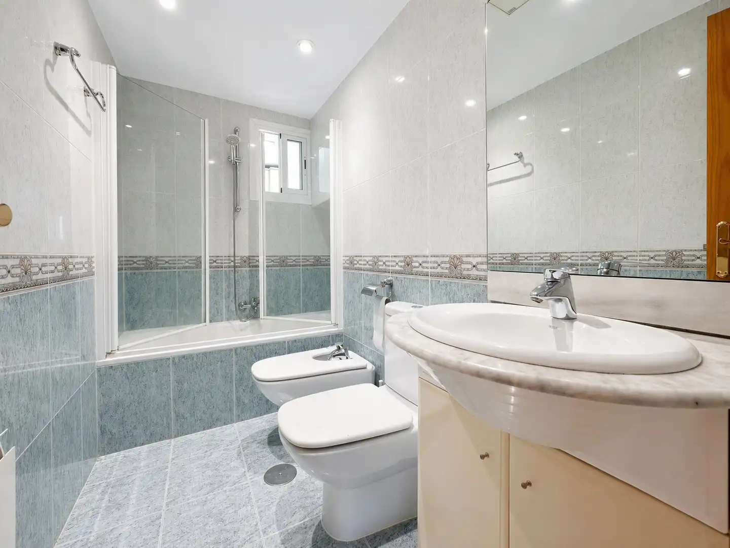 Bathroom of Flat for sale in Coslada  with Air Conditioner and Heating