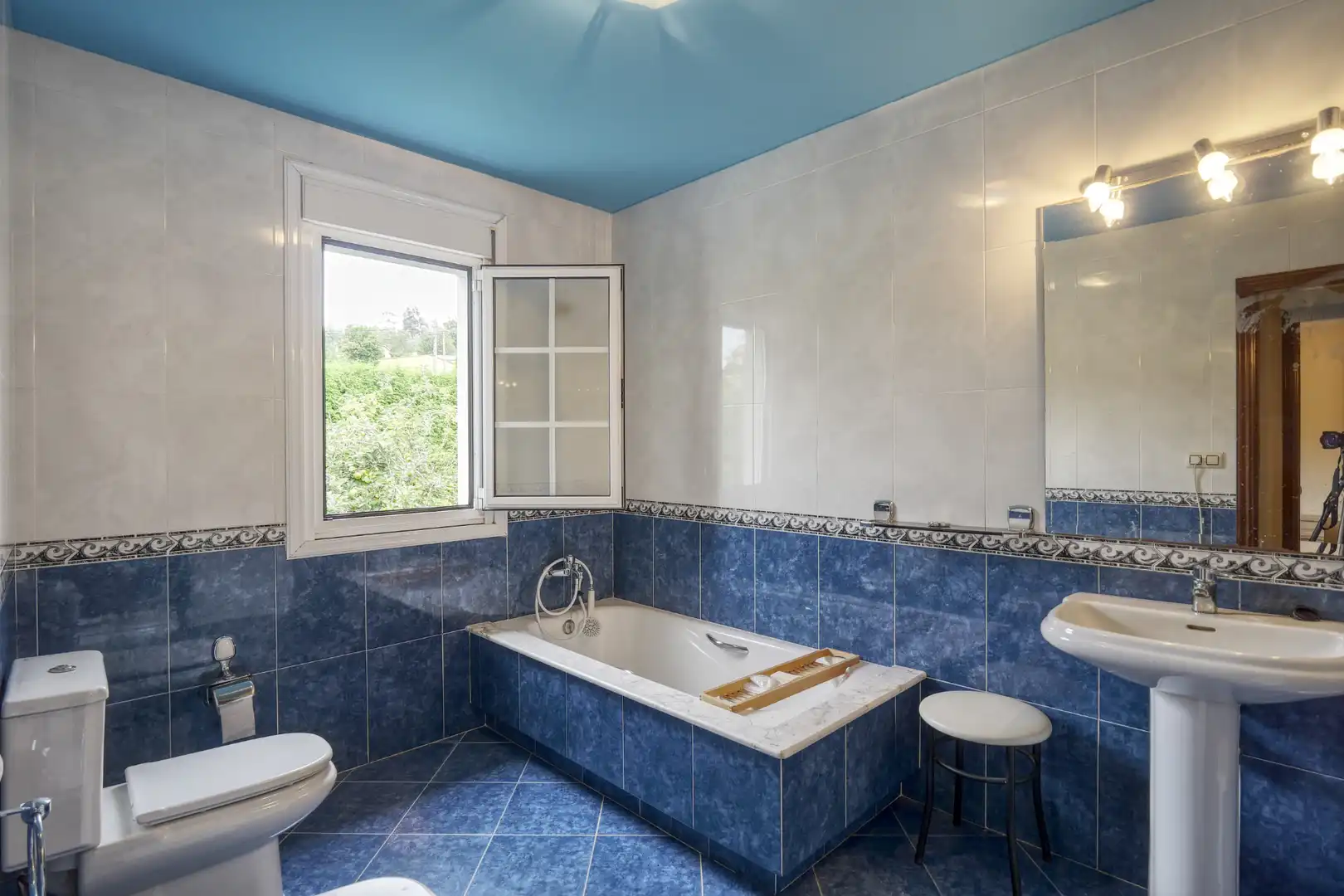 Bathroom of Houses for sale in Abegondo  with Heating, Private garden and Parquet flooring