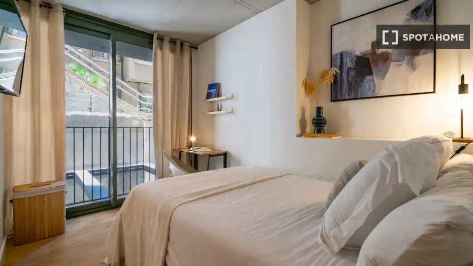 Bedroom of Flat for share in Barcelona  with Air Conditioner, Heating and Furnished