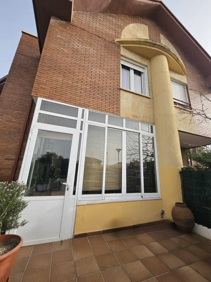 Vista exterior de Casa adosada en venda en Villamayor amb Calefacció, Parquet i Traster