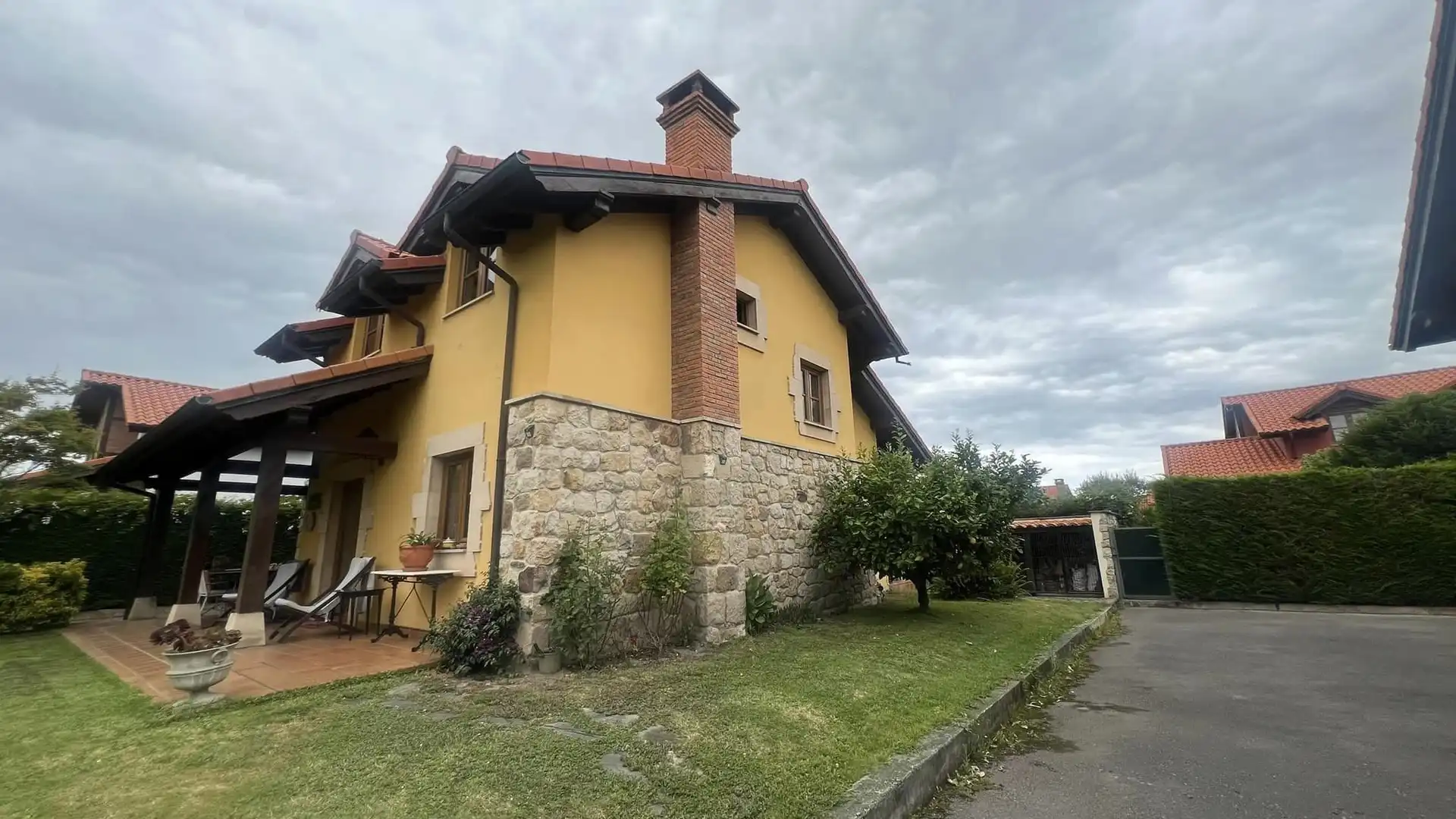 Außenansicht von Haus oder Chalet zum Verkauf in Suances mit Heizung, Privatgarten und Parkett