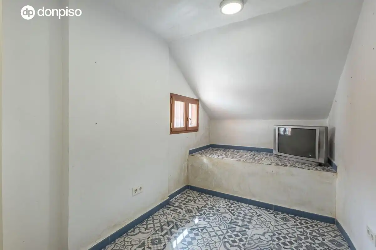 Casa adosada en venta en Jun con Calefacción, Terraza y Trastero