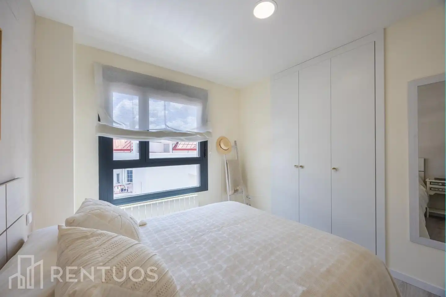 Schlafzimmer von Dachboden zur Miete in Madrid mit Klimaanlage, Heizung und Terrasse