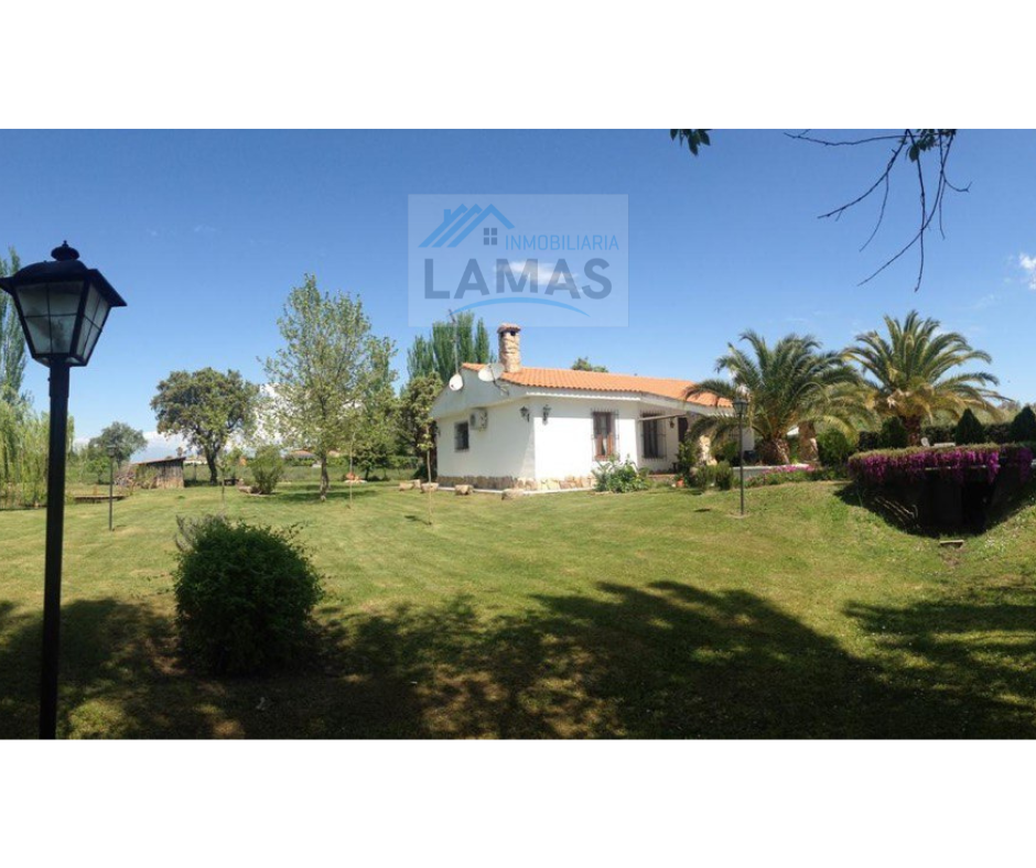 Vista exterior de Finca rústica en venda en Belvís de Monroy amb Aire condicionat, Jardí privat i Piscina
