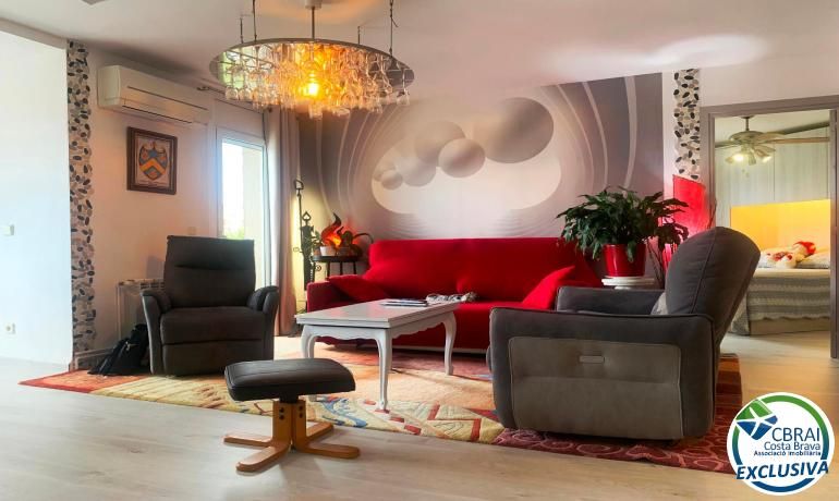 Sala de estar de Ático en venta en Roses con Calefacción, Trastero y Amueblado