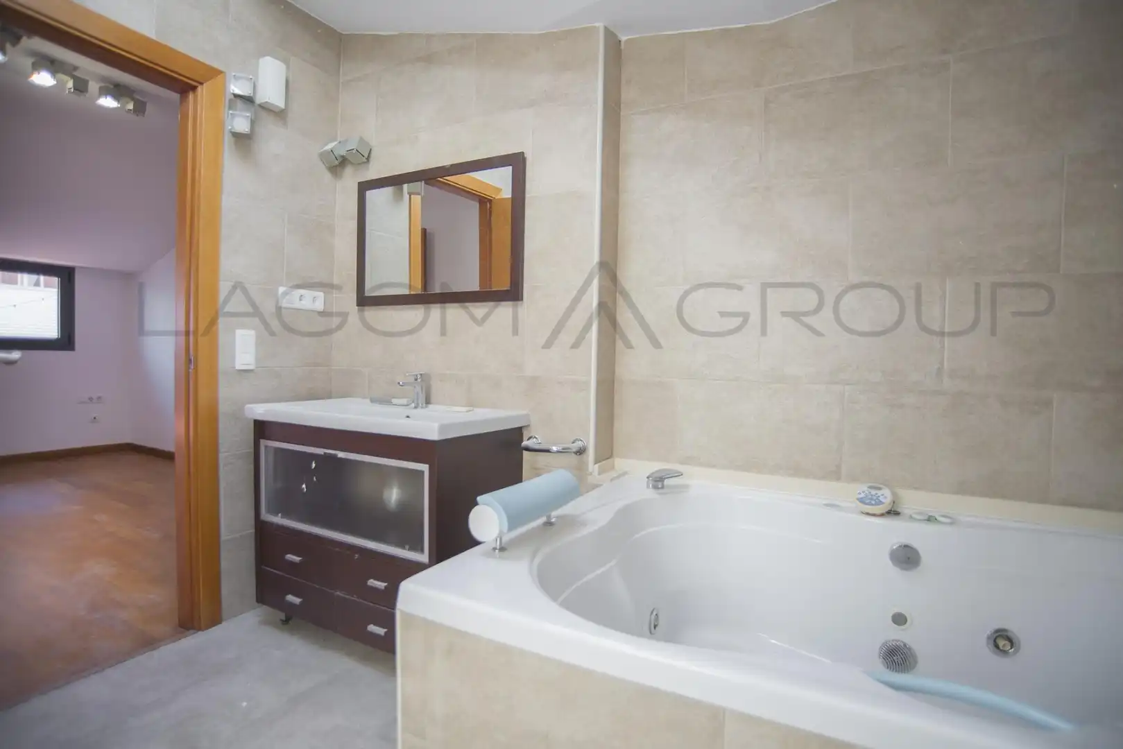 Bathroom of Duplexes for sale in Sabadell  with Air Conditioner, Heating and Parquet flooring