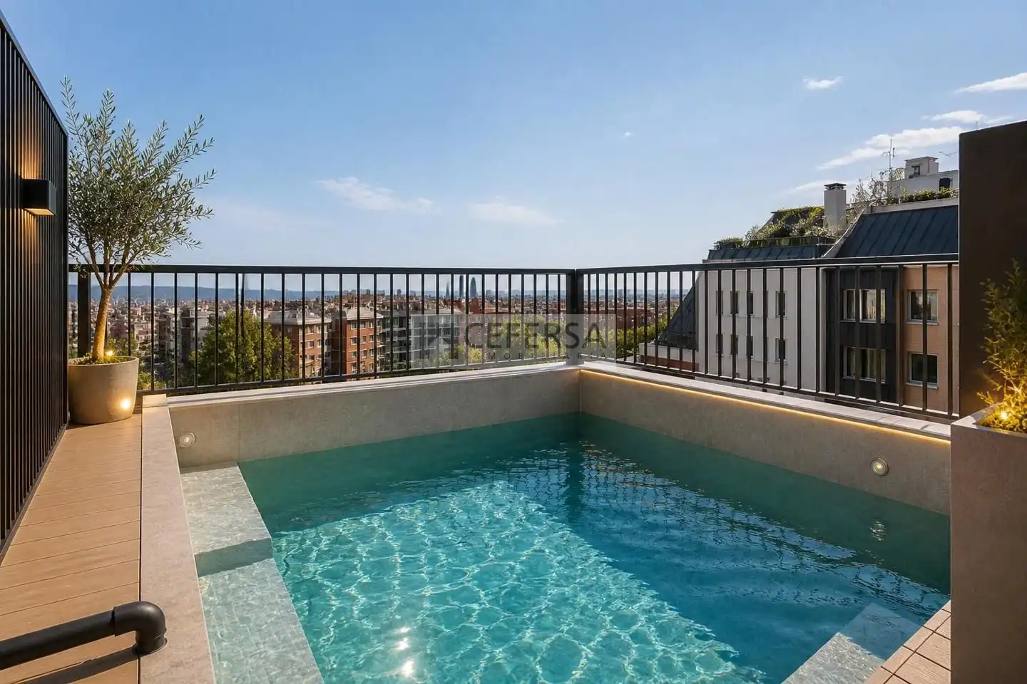 Schwimmbecken von Maisonette zum Verkauf in  Barcelona Capital mit Klimaanlage, Heizung und Parkett