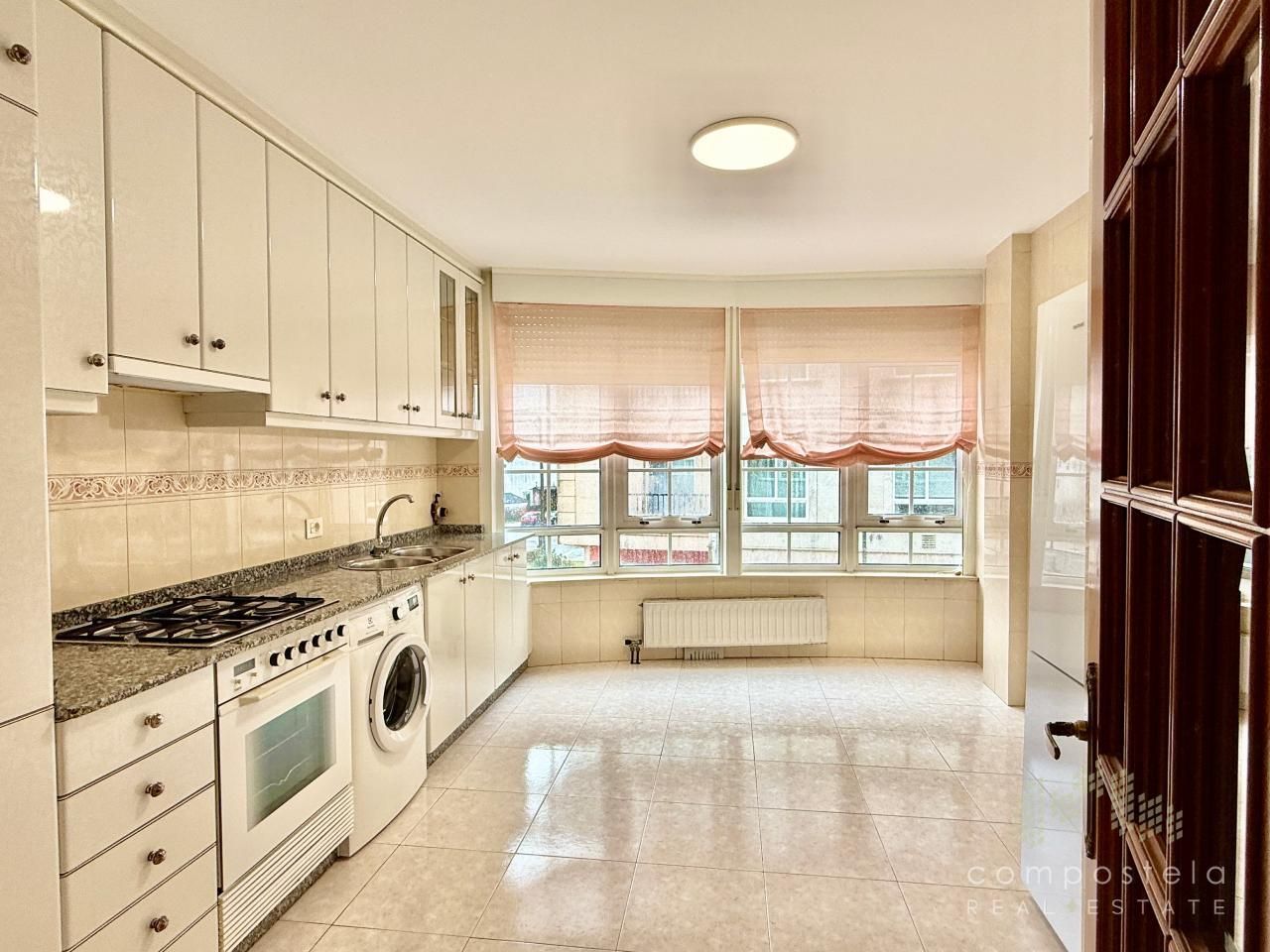 Cocina de Piso de alquiler en Ames con Calefacción, Parquet y Trastero