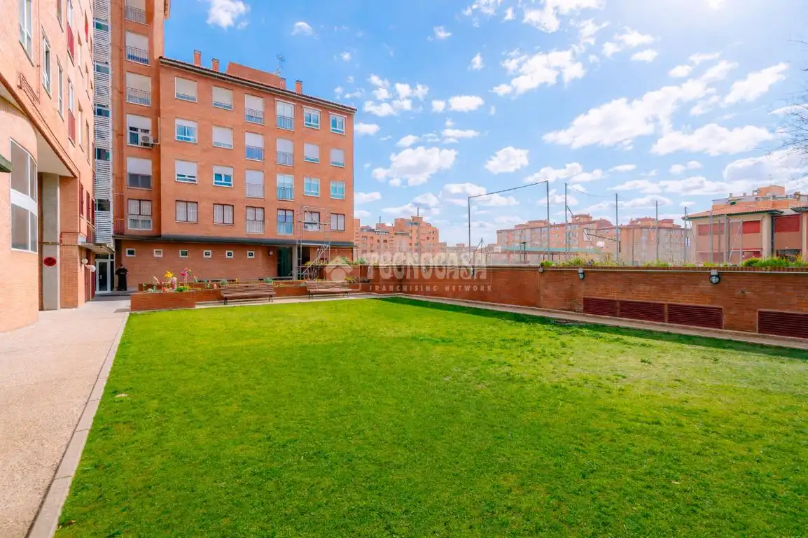 Jardín de Piso en venta en Madrid con Trastero y Amueblado