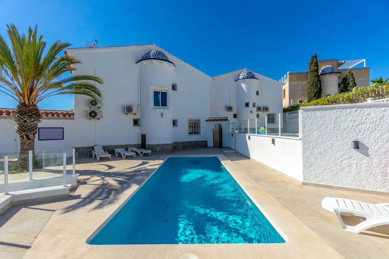 Piscina de Casa o xalet en venda en Orihuela amb Aire condicionat, Jardí privat i Terrassa