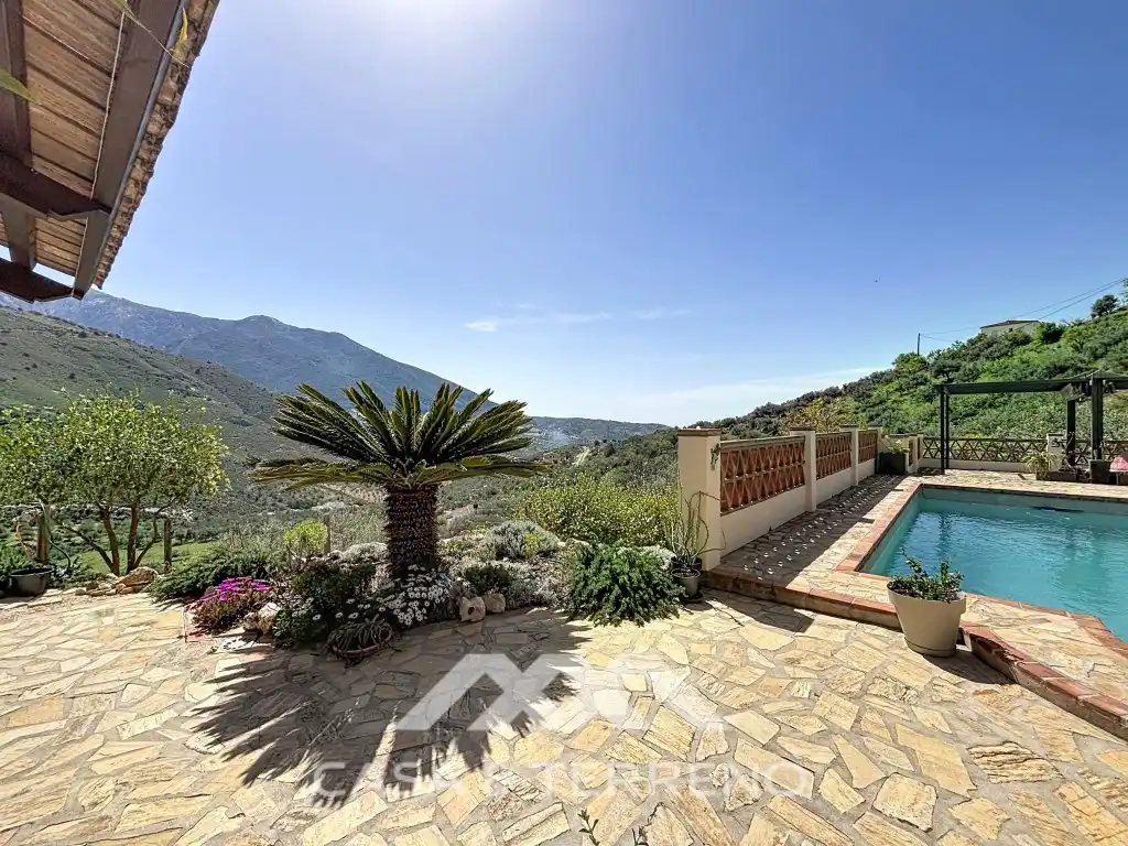 Vista exterior de Casa o xalet en venda en Alcaucín amb Aire condicionat, Terrassa i Piscina