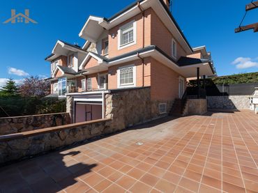 Casa aparellada amb balcó en venda a Calle Somosierra 78